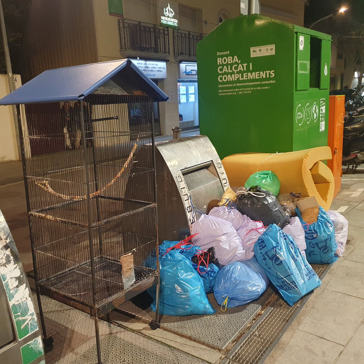 joan_roca_'s tweet photo. Segur que és d'algun "pàjaru" que s'omple la boca parlant d'ecologisme i que cal reciclar per salvar el planeta...
#VilassardeMar #incivisme https://t.co/KaP3ytHYqn