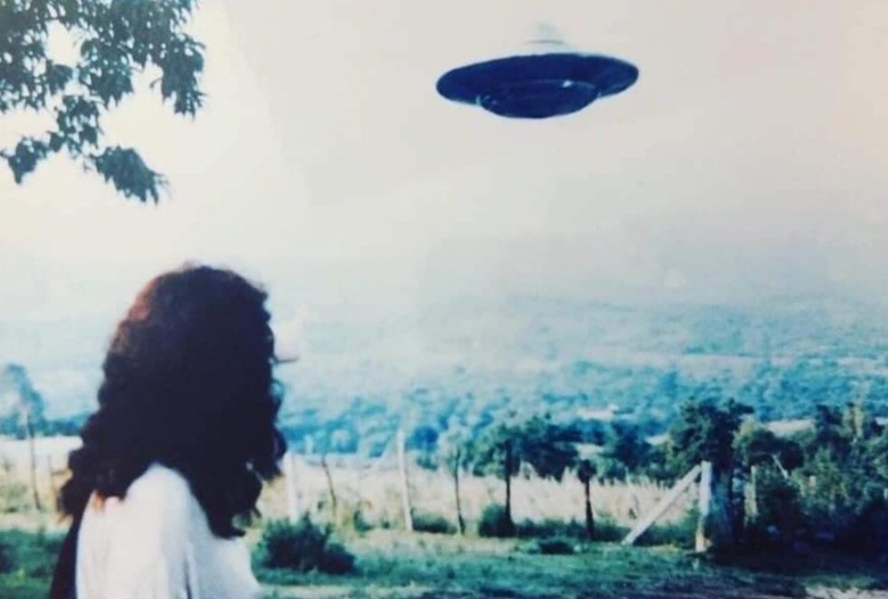 naturallaw2029's tweet photo. Photo of beamship in Mexico taken by Colonel Wendelle Stevens. The photo was taken on September 25th, 1994, over Amatlán, Morelos, Mexico. Wendelle’s handwriting on the backside of the photograph.
Credit: Dustin Schutta https://t.co/pgVglioABx