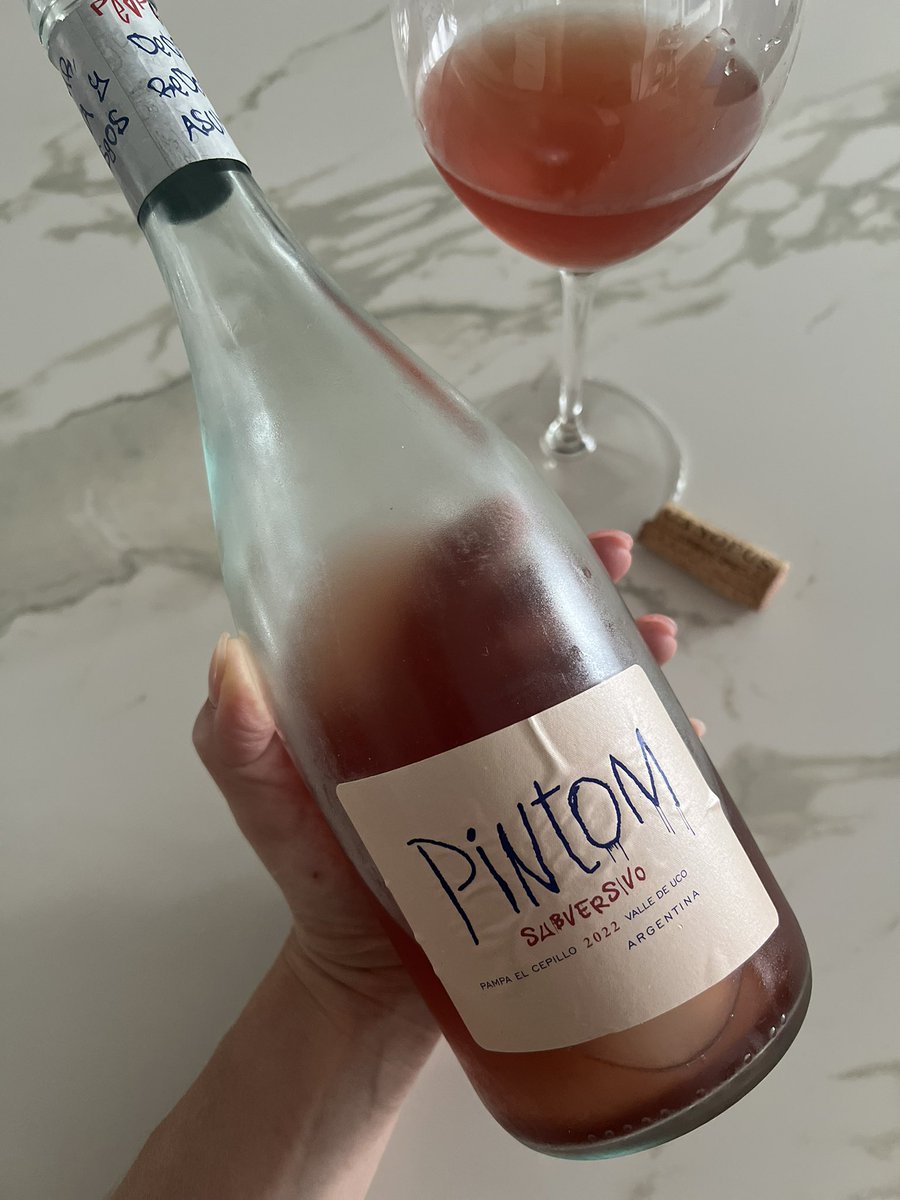 OzonoWines's tweet photo. Combatiendo el calor con uno de mis rosados preferidos #Pintom #ElCepillo https://t.co/3SIrMtSqfL