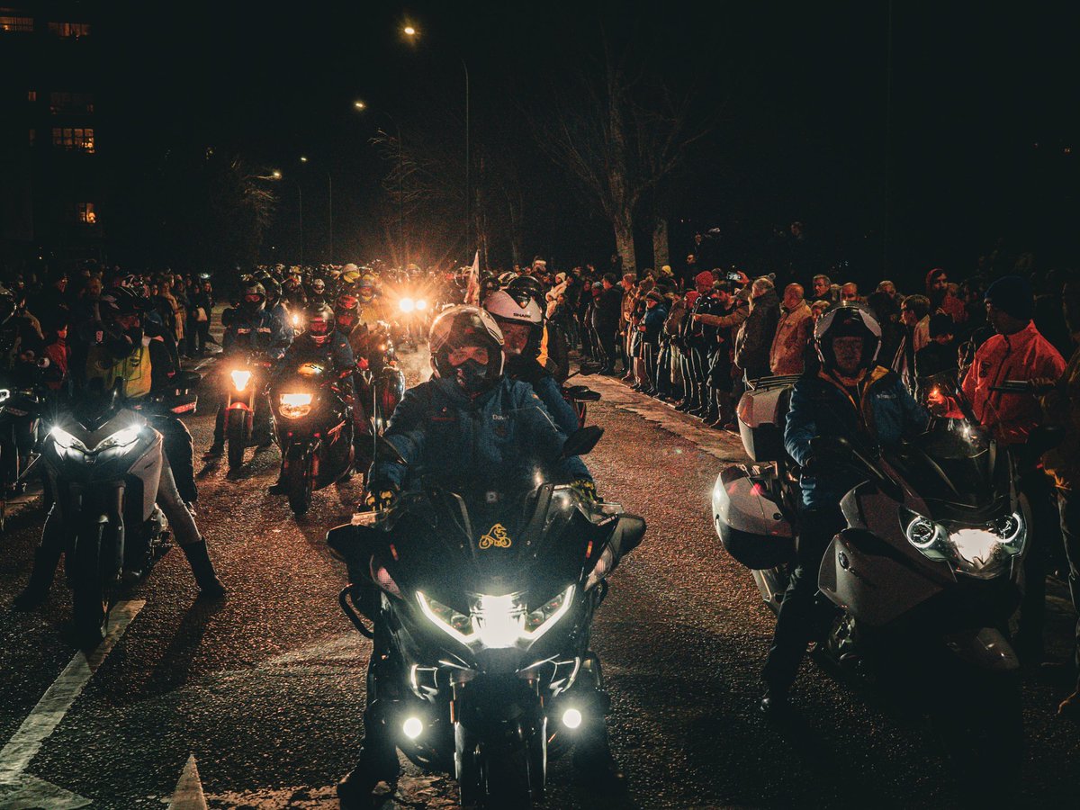 🔥 El desfile de antorchas, el momento de máxima emotividad de #Pingüinos2024🐧. Cientos de motoristas recuerdan a sus compañeros fallecidos en la carretera en el último año acompañados de miles de asistentes