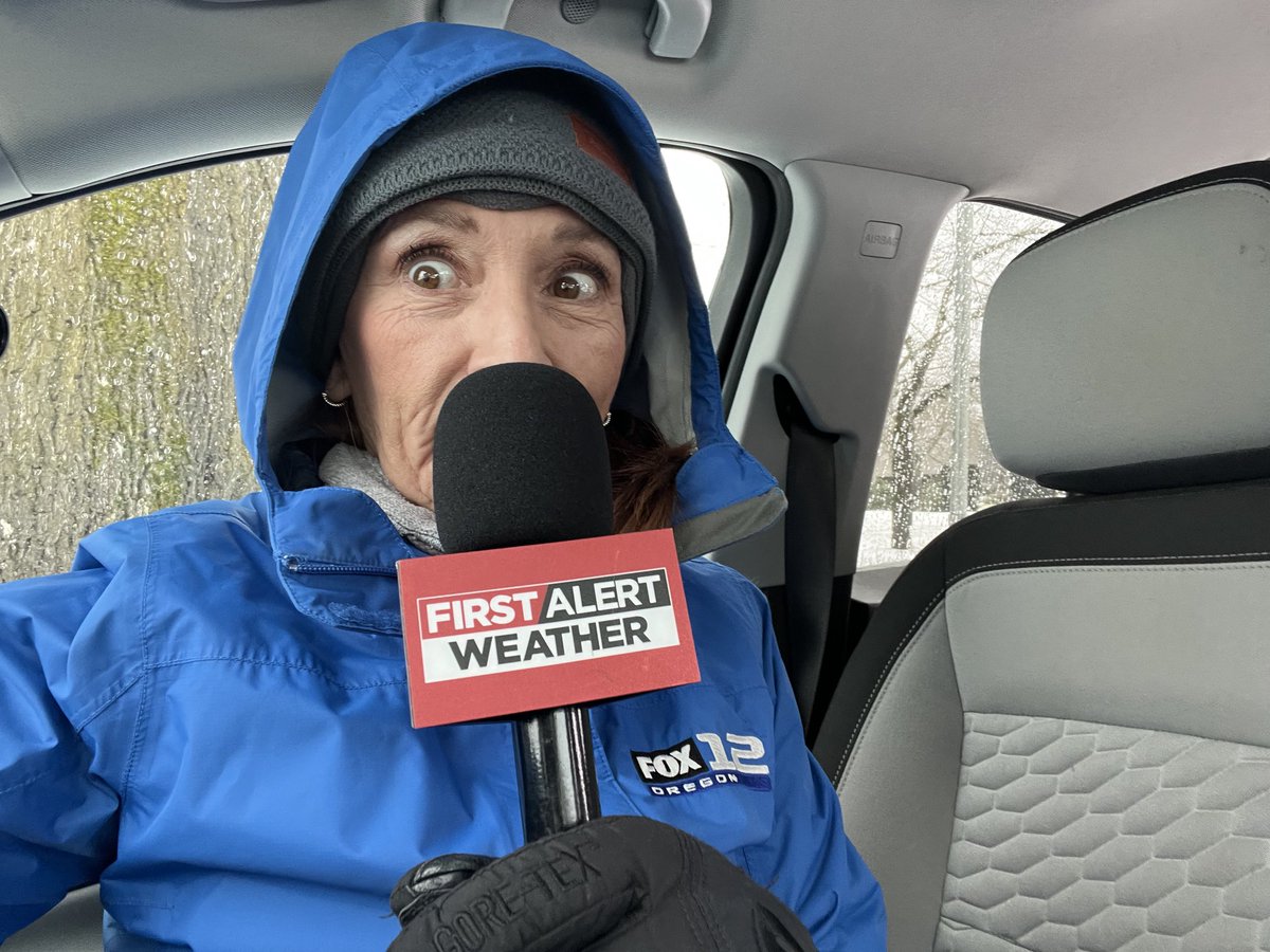 DebraGil's tweet image. Getting ready to go out one more time. Many layers! #Fox12Oregon #FirstAlertWeather #snow #ice