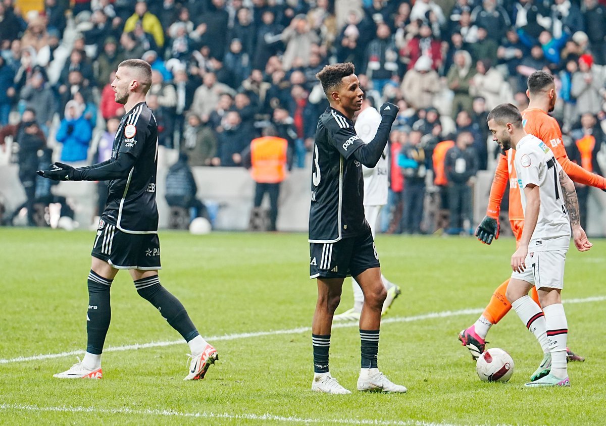Besiktas's tweet photo. 🏴🏳️ https://t.co/AIkNQdAUat