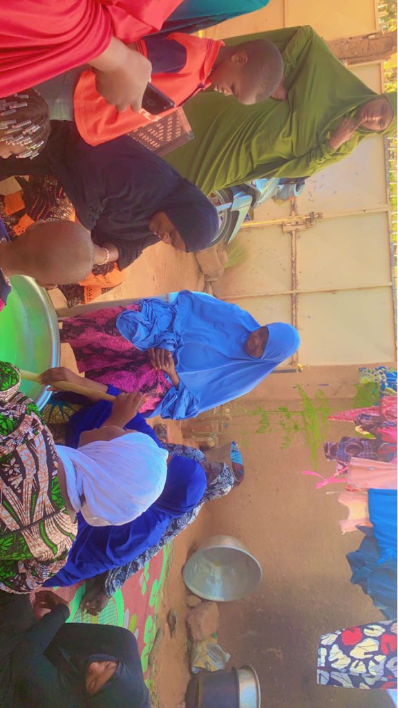 ongplafojeudev's tweet photo. A la demande de la présidente du #groupement_féminin,#Mme_Hadiza_Larabou ONG Plateforme Jeunesse Développement a organisé une formation de pratique de fabrication de#savon_liquide.#objectifs_communs que nous nous sommes fixés en 2024.bientôt d’autres formations suivront à l’image https://t.co/yR6tW8nTxv