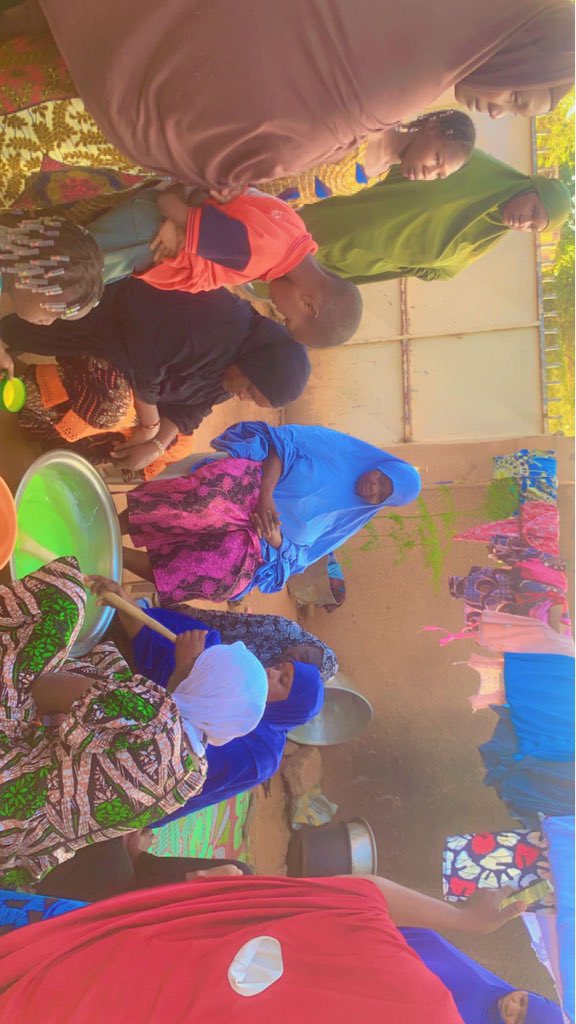 ongplafojeudev's tweet photo. A la demande de la présidente du #groupement_féminin,#Mme_Hadiza_Larabou ONG Plateforme Jeunesse Développement a organisé une formation de pratique de fabrication de#savon_liquide.#objectifs_communs que nous nous sommes fixés en 2024.bientôt d’autres formations suivront à l’image https://t.co/yR6tW8nTxv