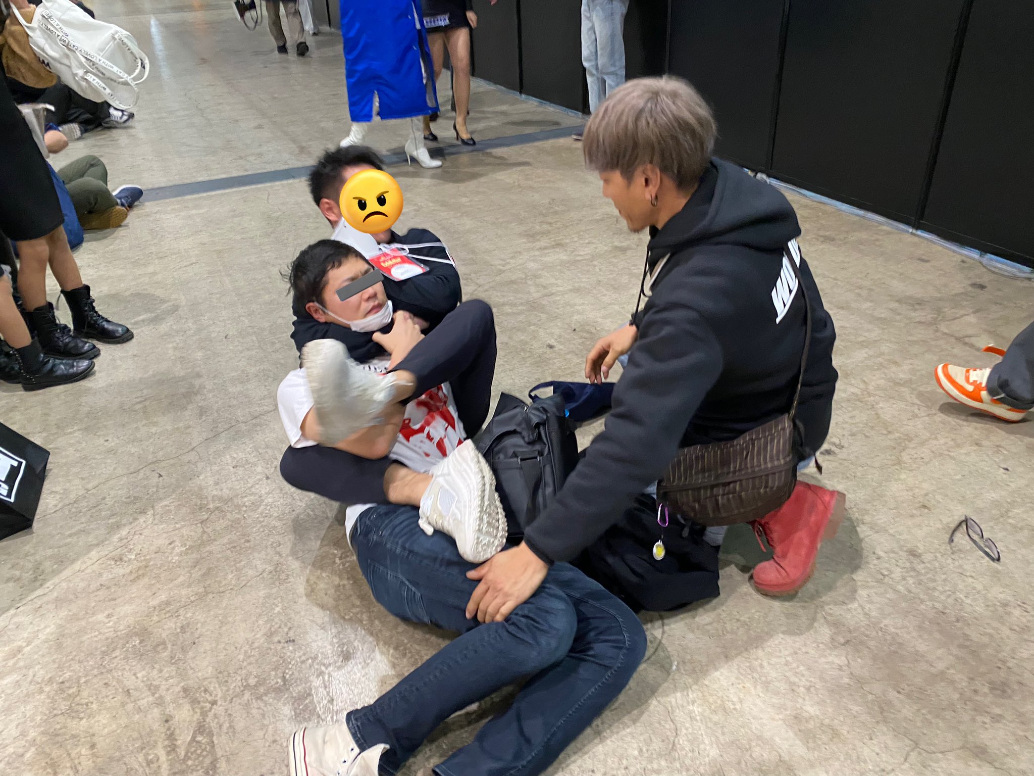 オートサロン　盗撮 東京オートサロンからコンパニオンを出場させなければ… 群がるカメラ小僧がいなくなりゆっくり車を見れるし、盗撮するカムラ小僧もいなくなり一石二鳥😅  なんで車には女をつけるのか、その文化が分からん。 #東京オートサロン #盗撮オートサロン ...