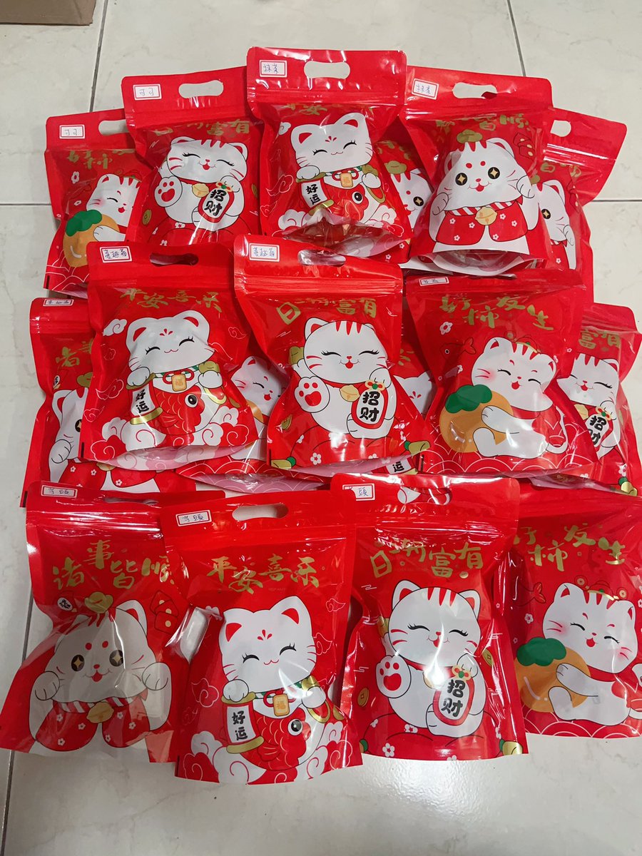 E1397467202's tweet photo. 終於趕完要寄的餅乾了🥱
2月8日開始放年假
過年前要送禮的朋友們
麻煩給我個日期
什麼餅乾和數量還有口味
讓我好安排訂單，順利出貨
有多少訂單就做多少
［牛嘎餅10入 $100
［雪Q餅10入 $50
口味：
蔓越莓、可可、抹茶、草莓、芋頭

#充滿喜氣洋洋的包裝
#口味目前持續慢慢會增加 https://t.co/K99I33CQXi
