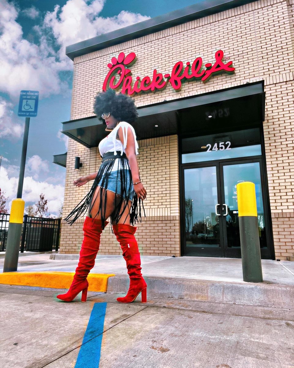 Aleeisha's tweet photo. Them: You are so creative 

Me: Thank you, My pleasure. ❣️

@ChickfilA  Hey, y’all need spicy nuggets 👀🫶🏾🙌🏾 https://t.co/Kma7He1IWS