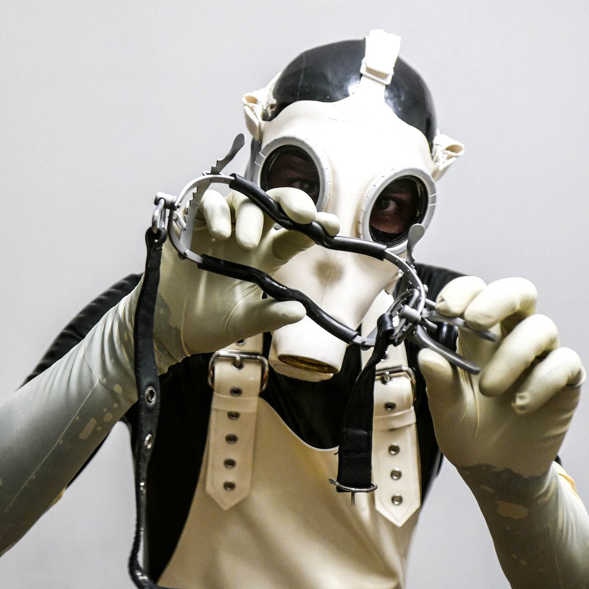 NoxKit's tweet photo. Glad I'm wearing elbow-length #surgicalgloves #latexgloves and #gasmask to force your drooling mouth open... I'll make you behave ! #boots #latex #catsuit #ゴム手袋フェチ https://t.co/RpwAawj8Kr