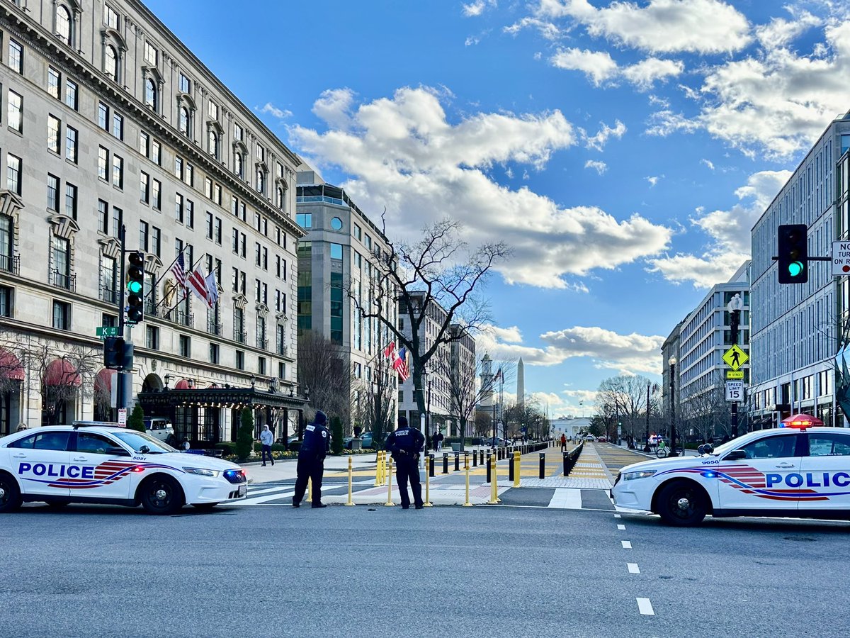 susantran's tweet photo. March from #FreedomPlaza to #WhiteHouse shutting down several streets in the area. Just so happened to have our #WhiteHouse tour today. #ExploringDC https://t.co/akC1kPWM6P