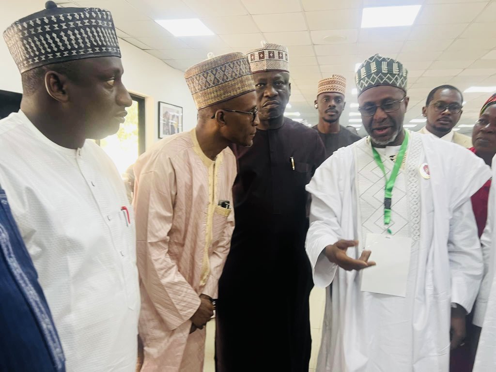 ACReSALNigeria's tweet photo. Federal Ministry of Environment, Mal. Balarabe Abbas Lawal in Kaduna state. 

The Theme of the retreat was: Policy Embedment and Prioritization of Key Action for A Renewed Hope in Environmental Management.

In the course of the retreat, the Kaduna State Project Management https://t.co/4h5NO5j14p