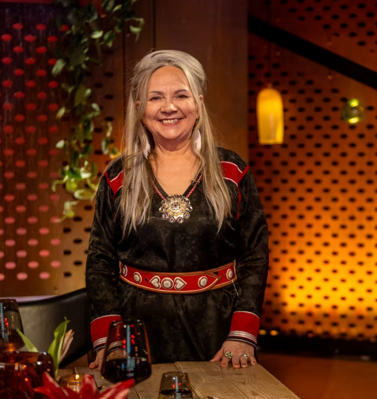 terjehelland's tweet photo. "Hver gang vi møtes" med Mari Boine i sentrum, får meg til å føle meg stolt for at vi har deres kultur og perspektiv som en del vår nasjonale identitet. 
Tenk at samene for ikke lenge siden skammet seg av å si de var samer og vi koloniserte dem og nedverdiget dem på det aller verste. @hvergangvimotes @MariBoine