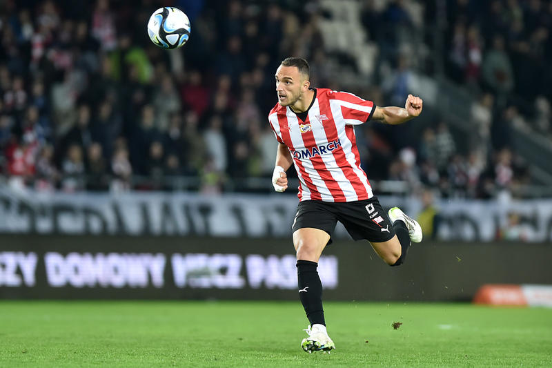 Eugeniogonza2's tweet photo. El #DinamoKiev interesado en el central Virgil Ghiță 🇷🇴. En 2022 fue récord de compra en la historia del Cracovia que pagó 1,2M€ al #FarulConstanta rumano y está muy bien considerado en #Ekstraklasa. Por ahora no hay oferta del club ucraniano por Ghiță que acaba contrato en 2026 https://t.co/JgvWDrmRX9