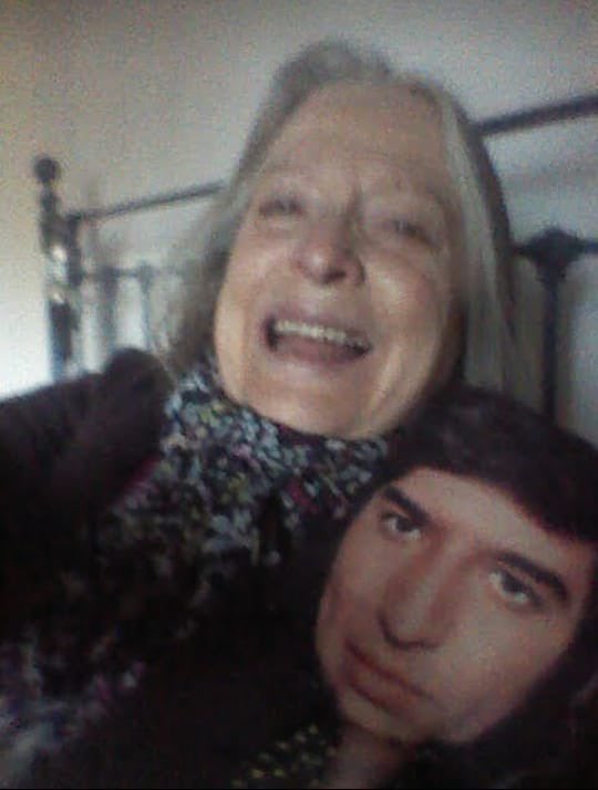 mi abuela duerme con un peluche de sandro y cuando hace la cama lo deja sentadito en su almohada