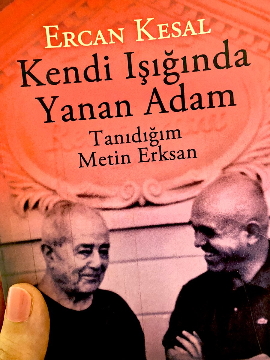 “Aşkın da bir sebebi yoktur. Haklı bir sebebinin olması da galiba onu aşk olmaktan çıkarır. Onu benzersiz kılan tam da budur. Mantıklı hiçbir nedene oturmadığı halde, yaşanmasından daha mantıklı başka bir örneğine rastlanmayan eşsiz ve biricik bir eylemdir aşk”