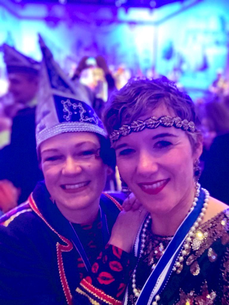 Katja Dörner (@katjadoerner) on Twitter photo 🎶🎶 gute Fründe ston zusammen 🎶🎶 - mit <a href="/julehoeller/">Julia Höller</a> auf der Prunksitzung der Wiesse Müss 💚 🎶🎶 gute Fründe ston zusammen 🎶🎶 - mit <a href="/julehoeller/">Julia Höller</a> auf der Prunksitzung der Wiesse Müss 💚
