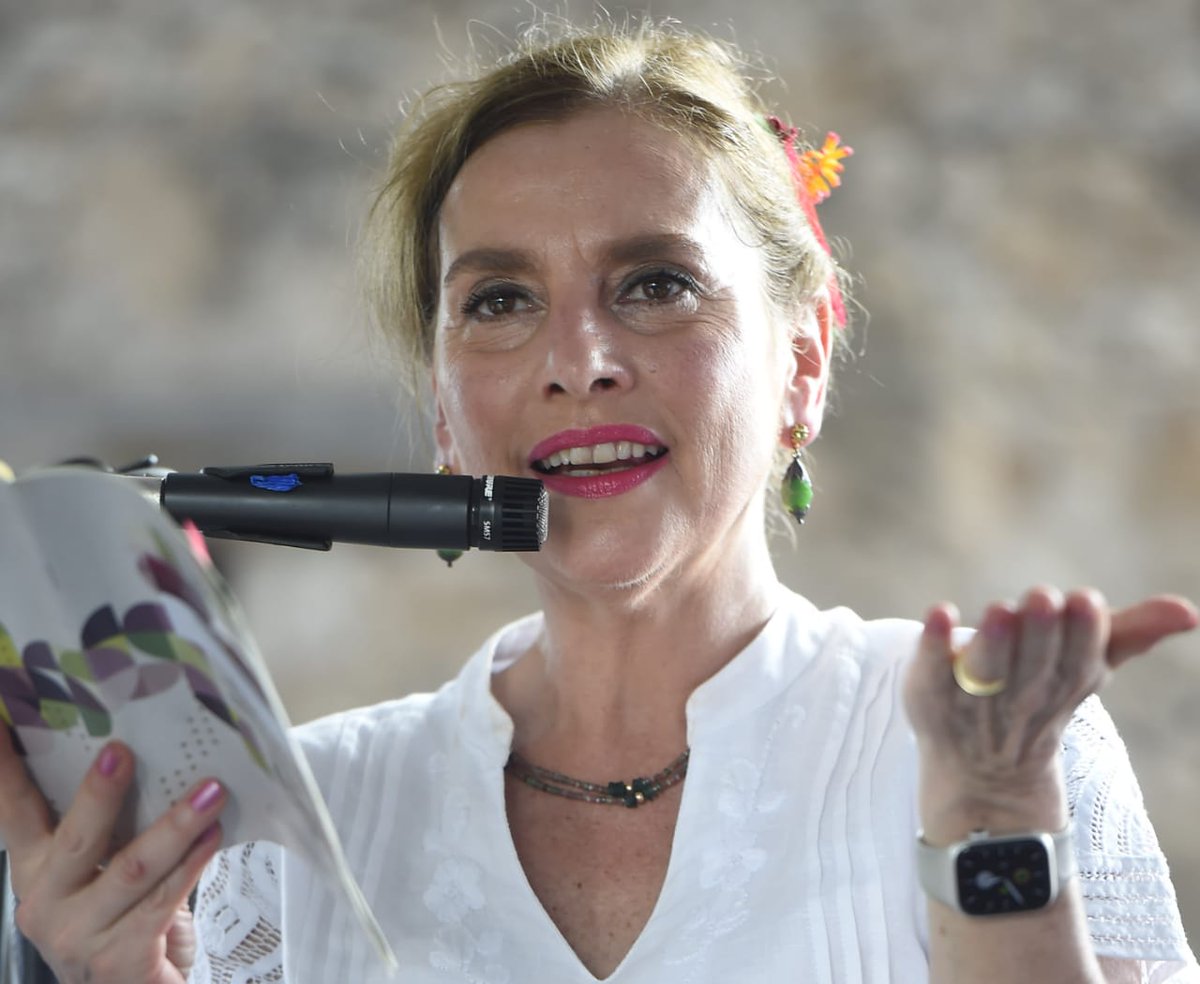 La #EstrategiaNacionalDeLectura felicita a <a href="/BeatrizGMuller/">Beatriz Gutiérrez Müller</a> por su cumpleaños y agradece el decidido impulso que le ha impreso a la promoción de lectura en México, a través de los #FandangosPorLaLectura.  🎉🎊🎁

¡Feliz cumpleaños, doctora, y felices lecturas! 📚📖
#LeerTransforma