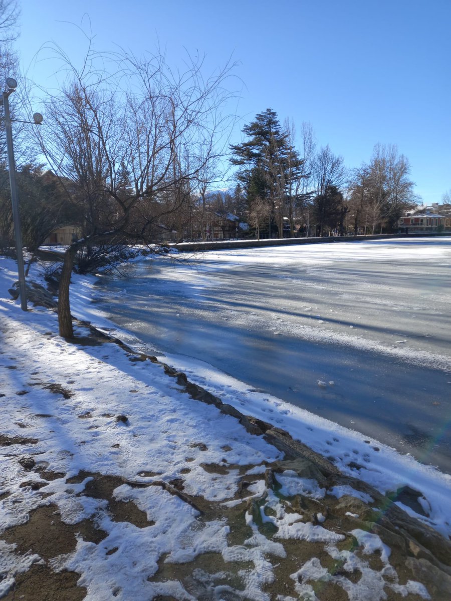 Llac glaçat a Puigcerdà.😍😍❄️❄️ @puigcerda_cat @meteopuigcerda @turismecerdanya @cerdanya_lovers