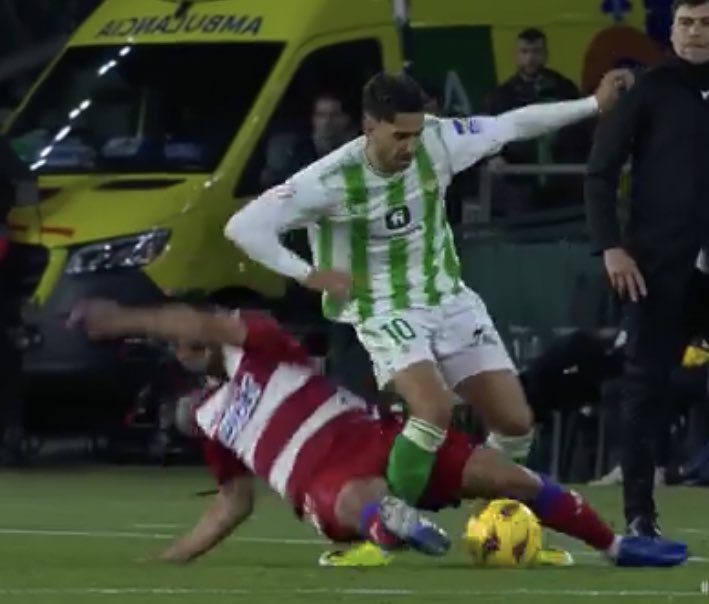 No, no ha sido roja. Ayoze se ha marchado lesionado. 

Esto es La Liga.