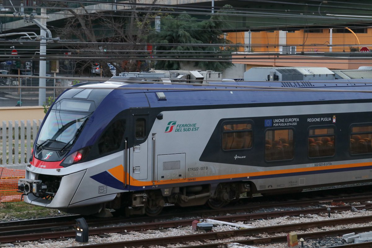 josviaque's tweet photo. Polski akcent #kolej.owy w południowo-wschodnich Włoszech. 🚊🇵🇱🇮🇹 #Newag #Impuls2 #ETR322 #FerrovieDelSudEst #Bari #Apulia #Puglia #Włochy https://t.co/4wRO4avsOZ