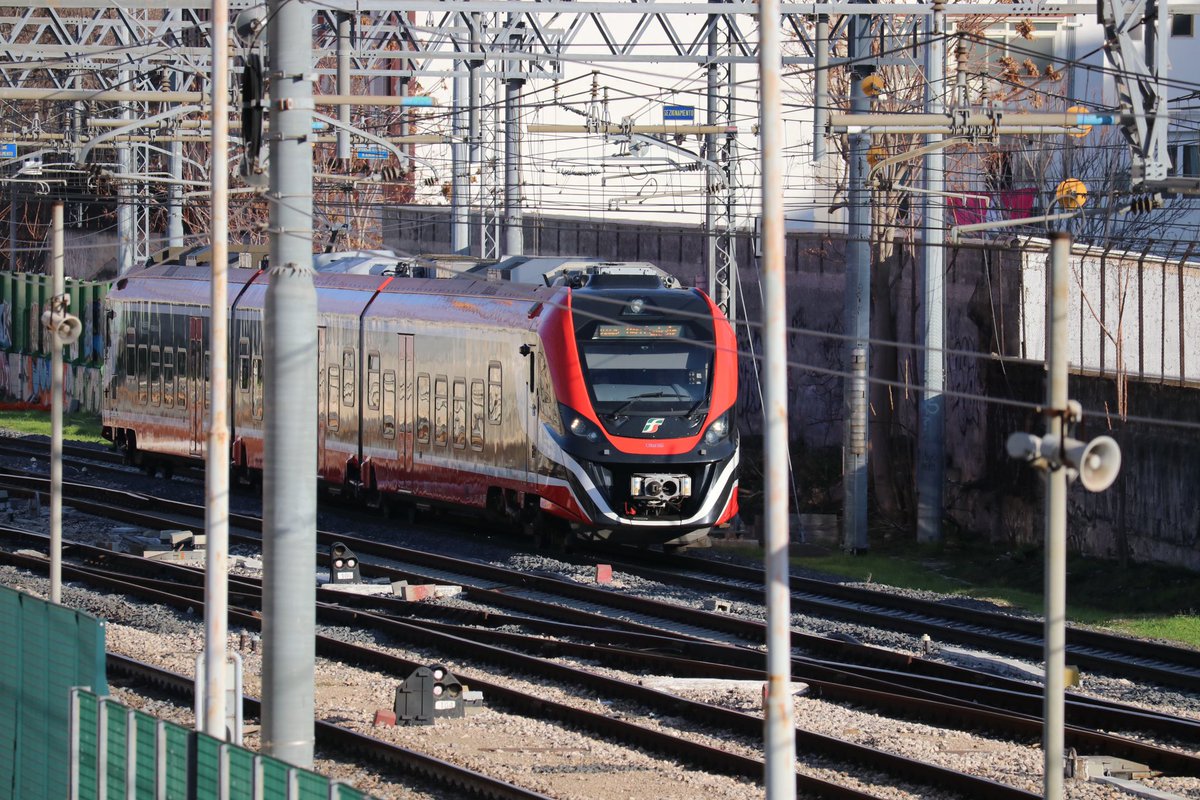 josviaque's tweet photo. Polski akcent #kolej.owy w południowo-wschodnich Włoszech. 🚊🇵🇱🇮🇹 #Newag #Impuls2 #ETR322 #FerrovieDelSudEst #Bari #Apulia #Puglia #Włochy https://t.co/4wRO4avsOZ