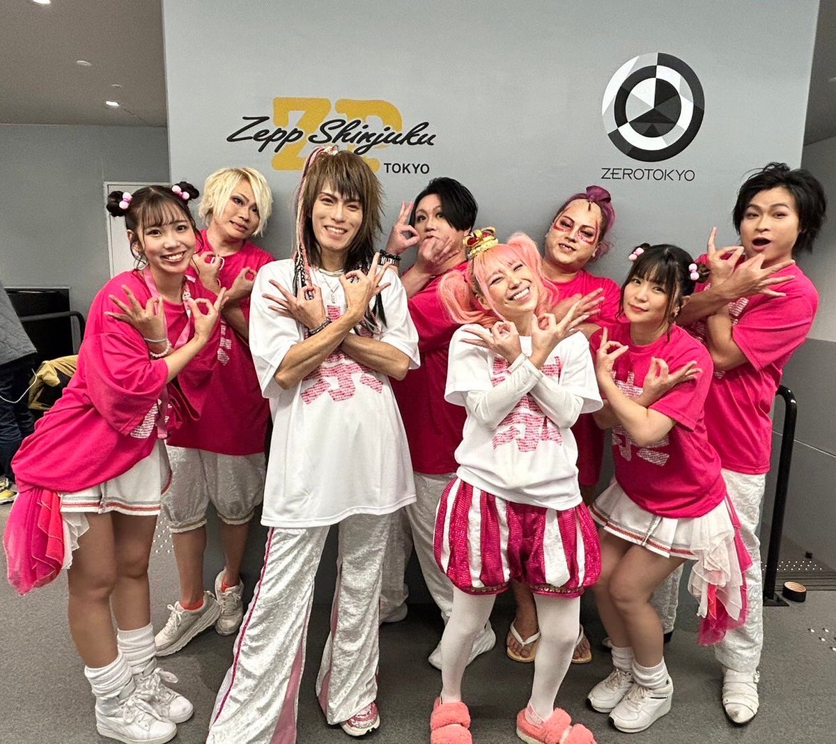 ayuing_tatari's tweet photo. バブル城最終決戦
Zepp新宿ありがとう
みんなに祝って貰えて嬉しかったよ
偶然聴けてしまった
バブリー革命のメロディ部分のみんなの大合唱は
国民的バンドになれる階段がまた一つ見えた瞬間でした
袖で涙ぐんでしまた
38歳最高の誕生日プレゼントでした
本当にありがとう
2024は毎月9円あげちゃうね https://t.co/MDLSl1EZ08