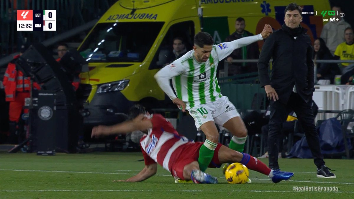 📺💥 La terrorífica entrada de Bruno Méndez que lesionó a Ayoze Pérez.

👉🏻 El defensa del Granada hace la tijera sobre la pierna apoyada del delantero doblando su tobillo.

❌ ROJA DIRECTA DE LIBRO.

▪️ Absolutamente incomprensible que el VAR no haya avisado a Cuadra Fernández.