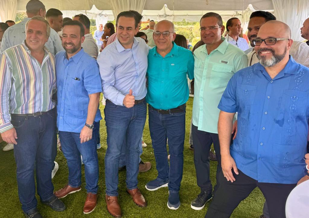 Disfrutamos en Camuy junto a un grupo de alcaldes y amigos de la fiesta de Octavitas de la Federación de Alcaldes. Agradezco a su presidente, <a href="/gabrielhr51/">Gaby Hernández</a>, por la invitación a compartir con este grupo de líderes que están trabajando incansablemente por sus pueblos. <a href="/FEDALCALDES/">FEDERACIÓN ALCALDES</a>