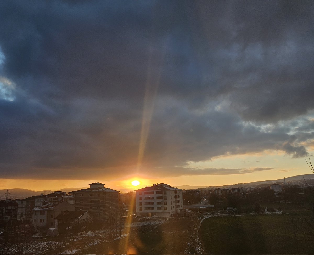 Rüzgar süt limanken söğüt dalı bile güçlü asıl mevzu fırtına koptuğunda koruyabilmek aynı duruşu.