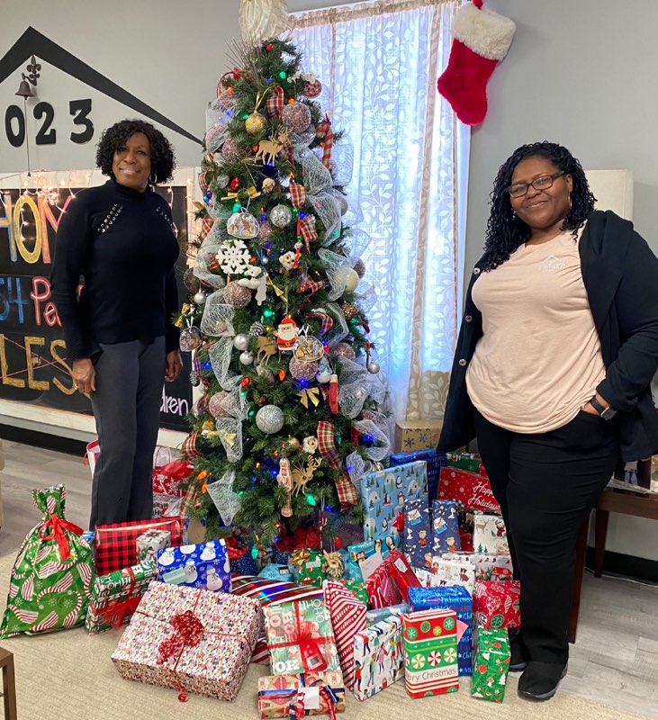 solaccofficial's tweet photo. Lawana Stokes, Gulf & Evangeline campus director, participated in the St. Martinville Christmas Parade with ROTC students. She delivered Christmas gifts donated by SLCC faculty and staff to the Outreach Center for Women and Children. Merci beaucoup! #CommunityIsInOurName https://t.co/u7jrYpdr12