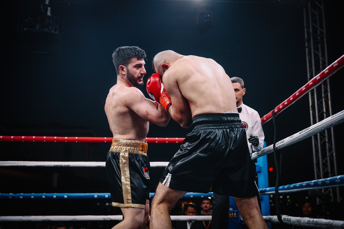 RisingStarsArab's tweet photo. 📸📸📸📸

𝙐𝙉𝘿𝙀𝙍𝘾𝘼𝙍𝘿. ✅
𝙈𝘼𝙄𝙉 𝘾𝘼𝙍𝘿. 🔜 

#RSA2 | LIVE NOW | @YasLinksGC | #InAbuDhabi | Live on @DAZNBoxing https://t.co/q6Ge2OWAwd