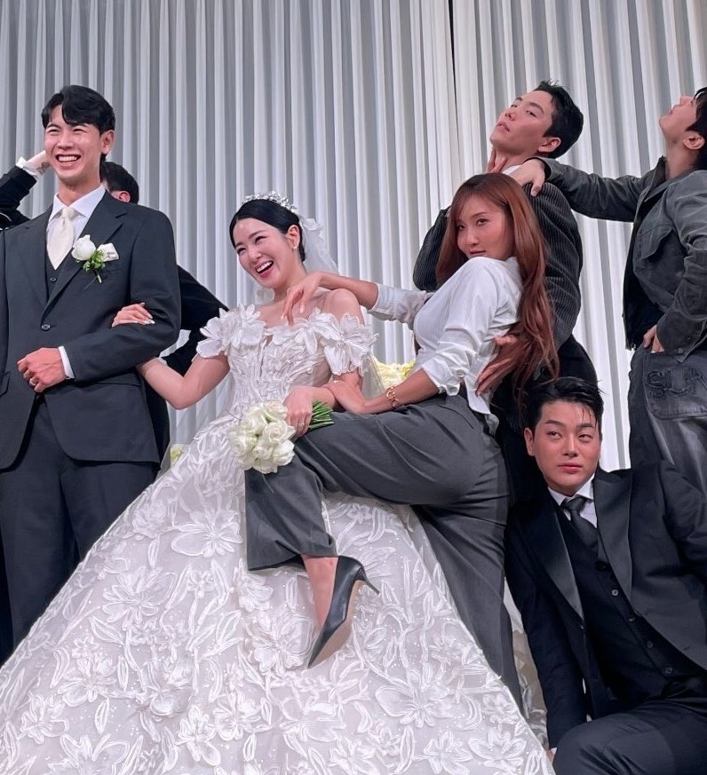 HwaSaBRA's tweet photo. hwasa no casamento de sua própria irmã na igreja

                             VS

hwasa no casamento da irmã de seu amigo num salão de festas https://t.co/0KIDkwa8tq