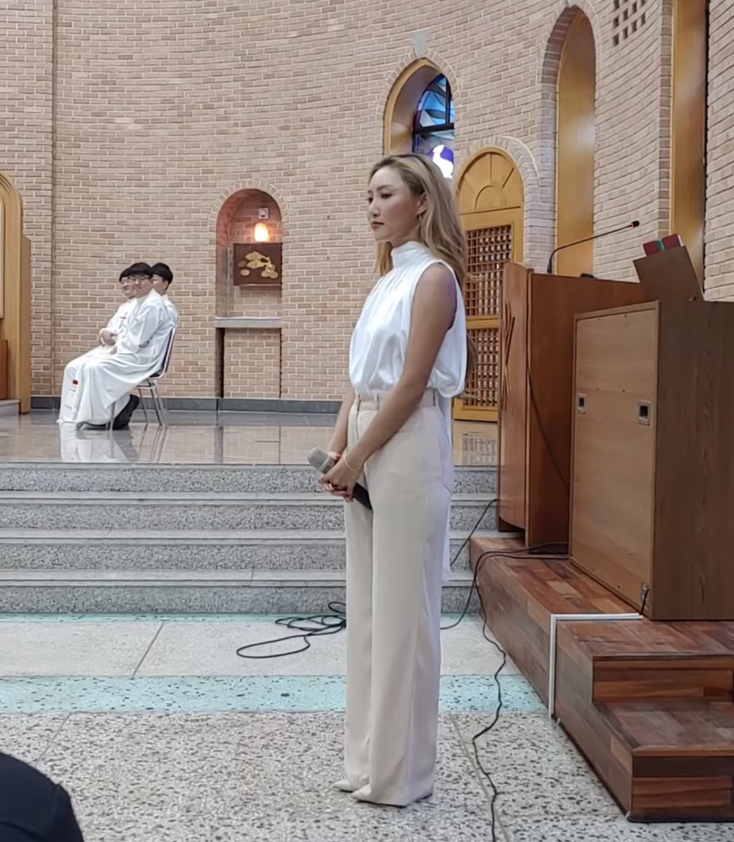 HwaSaBRA's tweet photo. hwasa no casamento de sua própria irmã na igreja

                             VS

hwasa no casamento da irmã de seu amigo num salão de festas https://t.co/0KIDkwa8tq