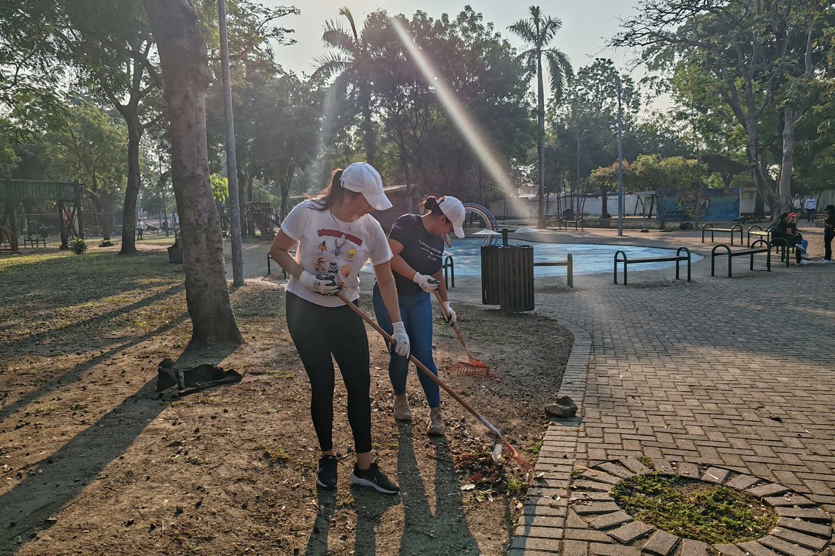 GerAmbienteSPS's tweet photo. Como parte del programa "Sábados de Voluntariado" impulsado por la administración del alcalde Roberto Contreras, la Gerencia de Ambiente se sumó activamente a las labores de limpieza en el Parque Las Palmas.

#SanPedroSula #CiudadDeEmprendedores #SPS https://t.co/sS7mrVfLNF