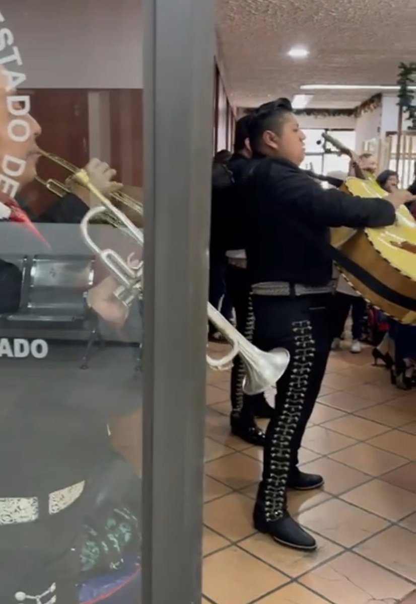 Lupita_Ortiz_B's tweet photo. Ayer cumplió 30 años el litigio que un particular tiene en contra de un banco. Para recordar la fecha llevó mariachis y pastel al juzgado del fuero común. Puede parecer gracioso, pero es muy triste. Los ciudadanos indefensos frente a la prepotencia y abuso del poderoso. https://t.co/sdl3AjmalT