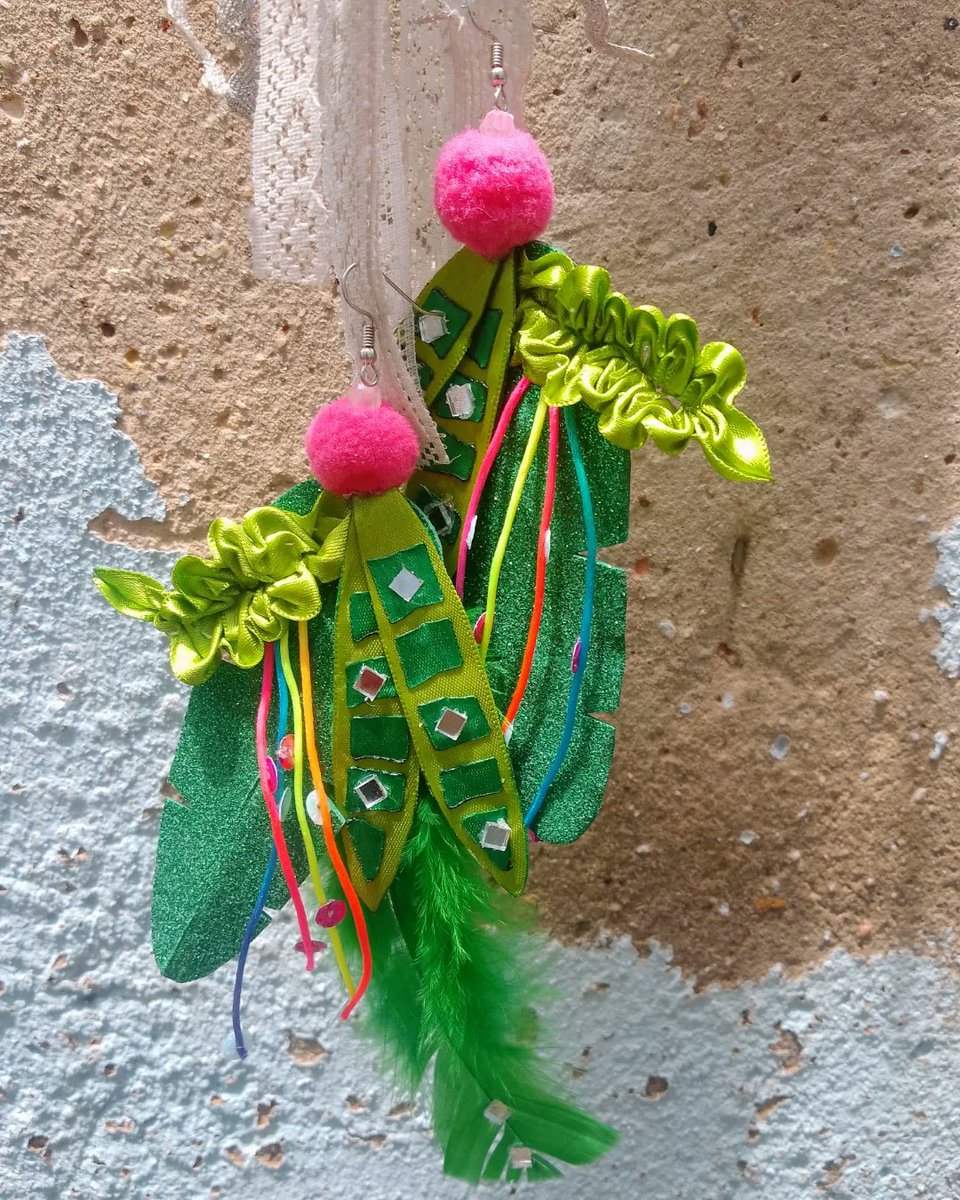AngelaKrasny80's tweet photo. Comigo é no paetê, se não brilha, corta!! Quem tá animadinho pra cair na folia?? Bora carnavalizar!!!🎊🎉🎊🎉🎊🎉🎊🎉
#carnaval24 #folia #adornos #adornodecarnaval #feitoamaocomamor❤ #artesanato https://t.co/nXU0rkFyKE