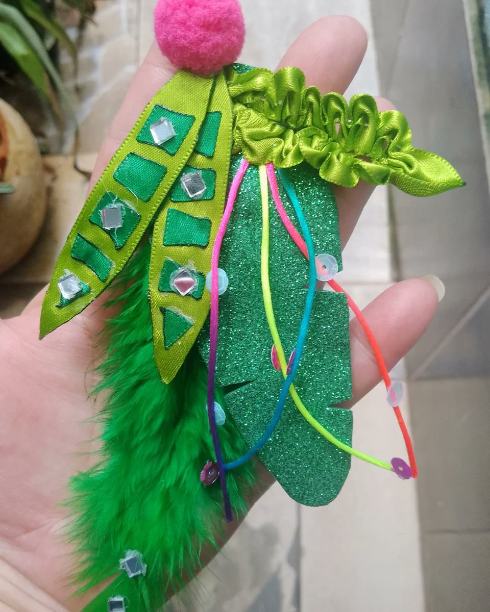 AngelaKrasny80's tweet photo. Comigo é no paetê, se não brilha, corta!! Quem tá animadinho pra cair na folia?? Bora carnavalizar!!!🎊🎉🎊🎉🎊🎉🎊🎉
#carnaval24 #folia #adornos #adornodecarnaval #feitoamaocomamor❤ #artesanato https://t.co/nXU0rkFyKE