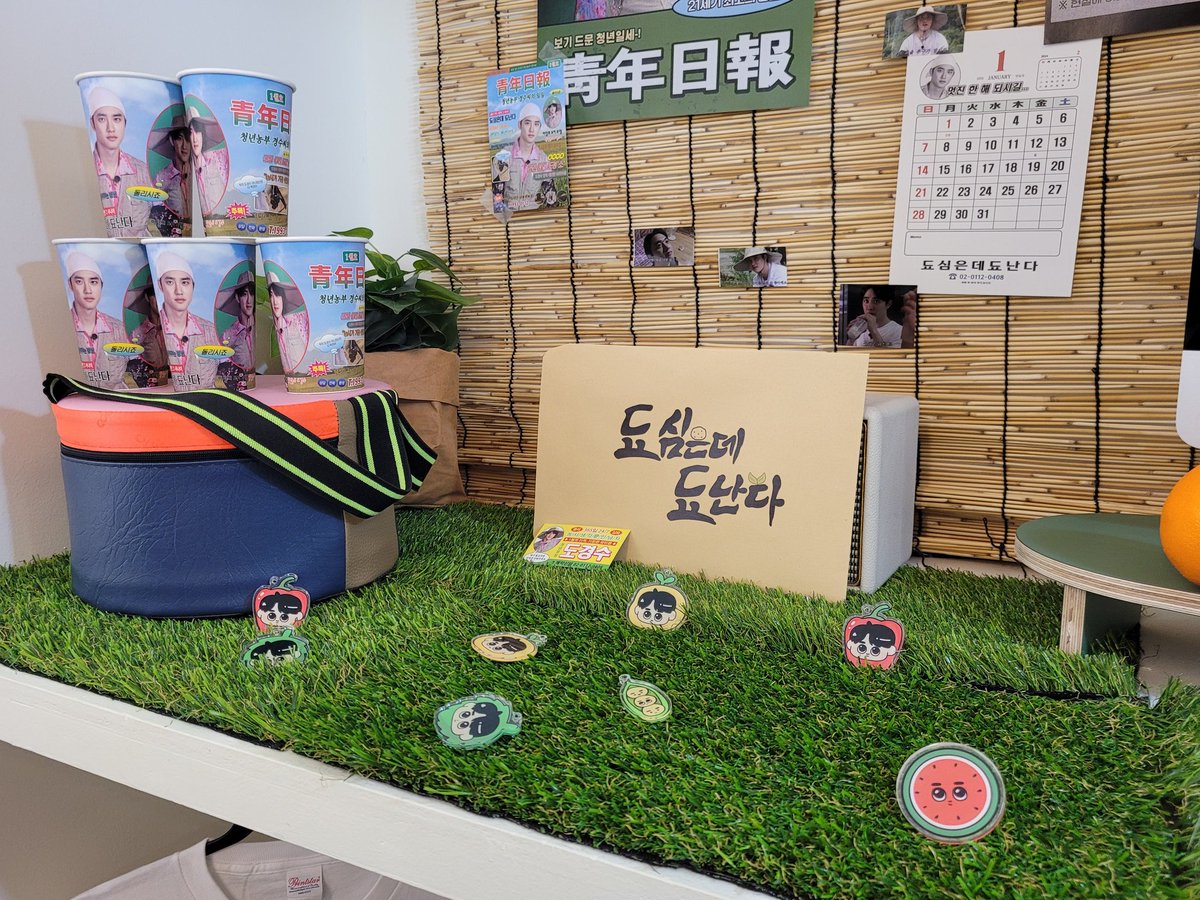 na_lion_'s tweet photo. 💟다이버시티
#됴심은데_됴난다
디테일 더 보세요 경수가 앉는 의자랑  깻잎박스 두는 디테일..포스터 하나하나 컨셉에 잡아먹힌 완벽함..모히또캔에 미숫가루 마시는 경수짤처럼 카페 속 도경수가 귀여웠다🖤제가 탐냈던 도주콩 키링 뽑은거 자랑할게요😚행복햬,,마지막까지 발걸음이 떼지지 않았음🥹 https://t.co/vOCK2eJAhg