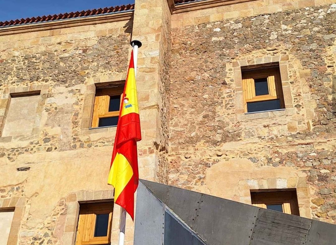 <a href="/Jupol_Soria/">Jupol Soria</a> 🇪🇦 ha estado presente en el izado de bandera en el Espacio Cultural de Santa Clara con motivo del #BicentenarioPolicía

200 razones para la #EquiparacionYA