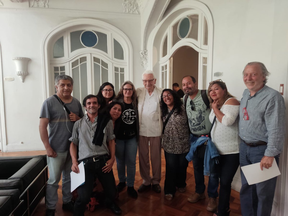 Hay mujeres y hombres que luchan un día y son buenxs... hay lxs que luchan toda la vida ....esxs son lxs imprescindibles
Acá con Miguel Lawner, un imprescindible
Es un honor para nuestro Comité y Coordinadora Recuperación Terrenos FFAA contar con el apoyo de <a href="/LawnerMiguel/">Miguel Lawner</a> !!!