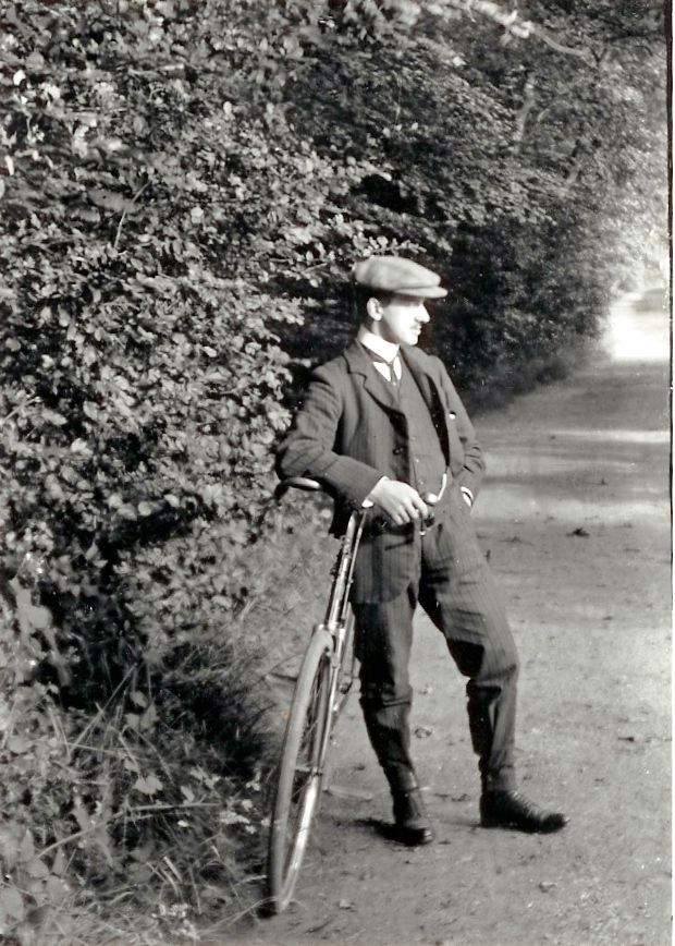 The #KingJohnsHouse #AlphabetChallenge #WeekB: Bicycle. The #MoodyFamily of #Romsey were what might be called 'early adopters' these days. The whole family enjoyed cycling and the Moody Gun Shop even hired bikes. More Romsey and #TestValley #History?@MoreTestValley @visitromsey