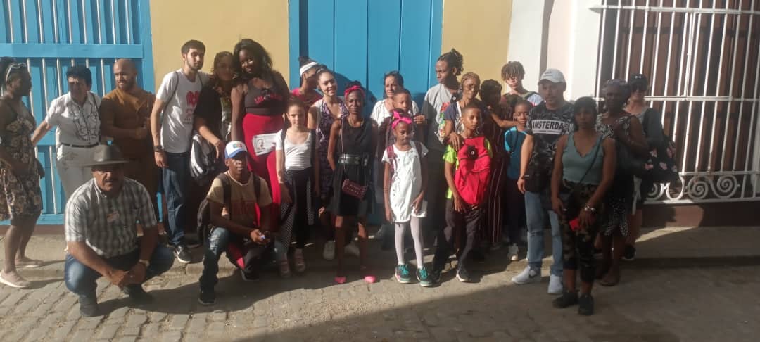 Bernardo_000914's tweet photo. El #JuvenilMartiano se unió a la @scjosemarti para realizar el recorrido "De la cuna al mármol", por los senderos mismos de la historia de #LaHabanaDeTodos. Estamos en vísperas de nuestro #35MJM: #SúmateANosotros https://t.co/Nt7nSa3pxA