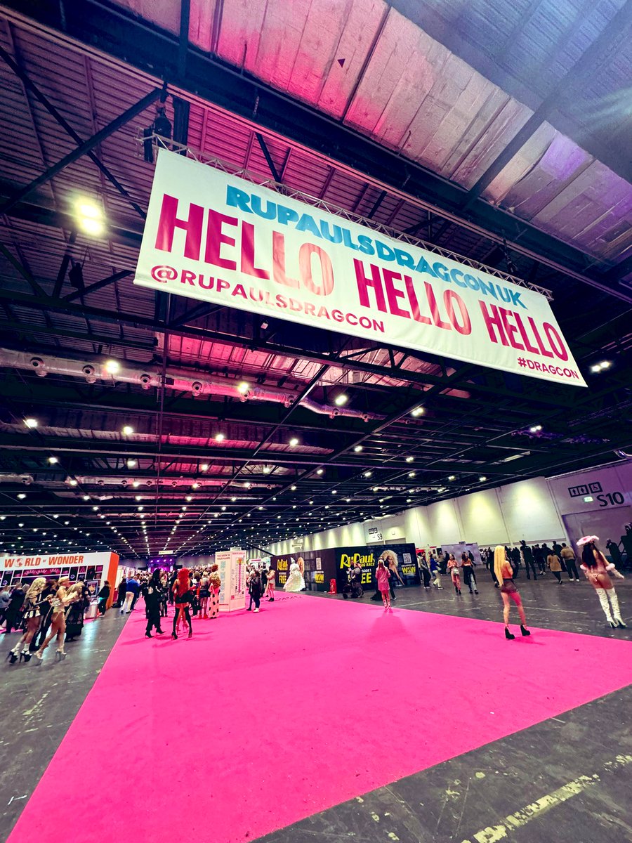 chrisgolds's tweet photo. Fabulously fab time catching up with some gorgeous QUEENS at @RuPaulsDragCon including @bagachipzuk and @CherylHoleQueen. 💖💃🏻 https://t.co/AdcJK6LSK8
