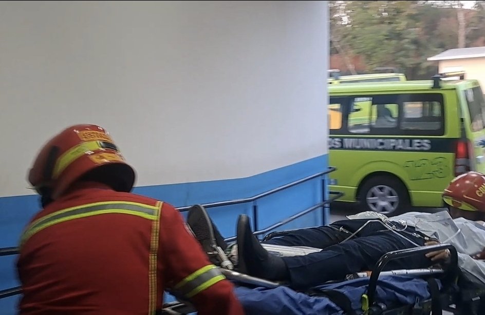 T1EETC_NOTICIAS's tweet photo. #CORRUPTOS AL LIMITE 

COMANDO ARMADO ASESINO A DIRECTOR DE INFORMATICA DEL MINISTERIO DE FINANZAS. 

Juan Carlos Clara fue atacado por un comando armado de elite estilo KAIBILES este hombre trabajaba en Informática del @MinfinGT
donde aparentemente hubieron hackeos. 

No dejaron cabos sueltos tras los miles de millones ROBADOS por @DrGiammattei y Miguelito su marido 

La MANO de Giammattei vuelve a manchar de sangre. Y el @MPguatemala solapan todo esto