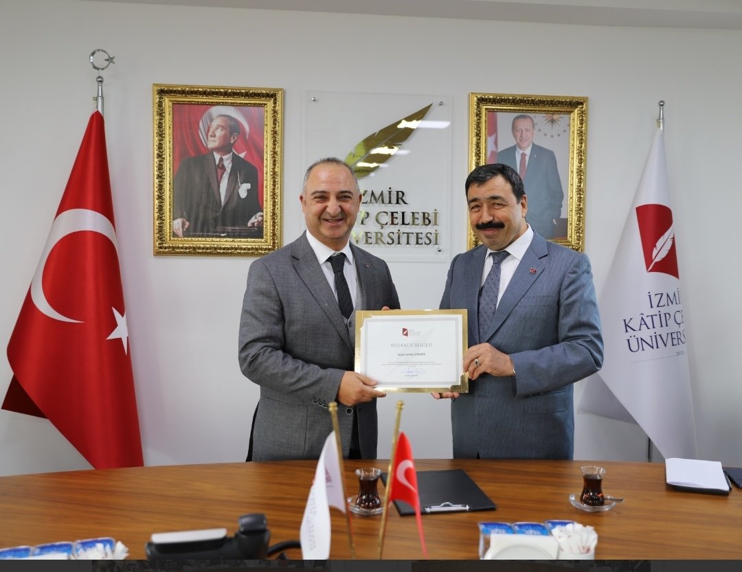 Yükseköğretim Kalite Kurulunun (YÖKAK) Kurumsal Akreditasyon Programı (KAP) çalışmalarına katkı sunan akademik ve idari personele İzmir Kâtip Çelebi Üniversitesi Rektörü Prof. Dr. Saffet Köse tarafından, teşekkür belgesi takdim edildi.
