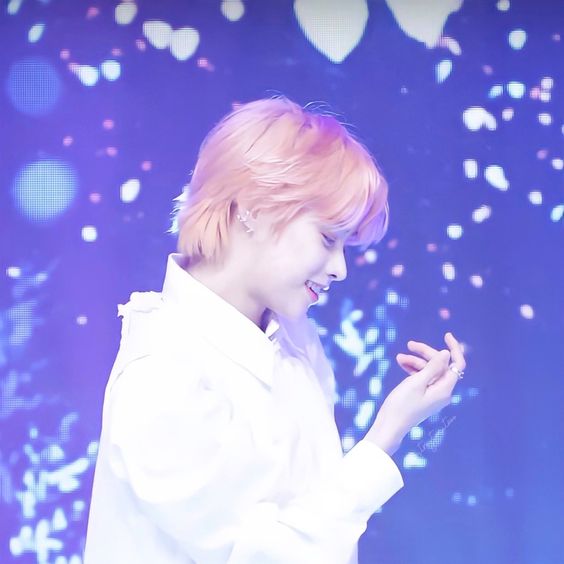 MilkPyy's tweet image. Bin của e lúc nào cũng như thiên thần♥️Khuyên fan ngủ sớm, quay hồ cá kèm nhạc đủ nguyên bài hát, mỗi tối đều chúc fan ngủ ngon. Thương làm sao hết đây♥️ Love you to the moon and back💘
#한빈아_HANBIN_Ơi #HANBIN #TEMPEST #템페스트 #한빈 #ハンビン