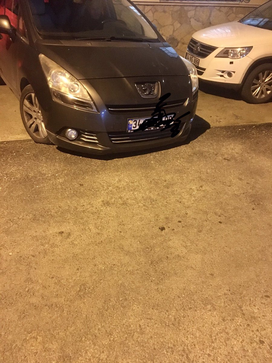 Mert_Akin's tweet photo. Merhaba, 

Sokağımızdaki yol yapımında, eski yol kaldırılmadan üstüne yeni asfalt dökülmesi sonucunda yol yükseldi ve her otoparka giriş ve çıkışta arabanın ön kısmında sürtme meydana geliyor. Uzun zamandan beri bunu yaşamaktayım. Çözümlerinizi bekliyorum. https://t.co/khalO9bv1j