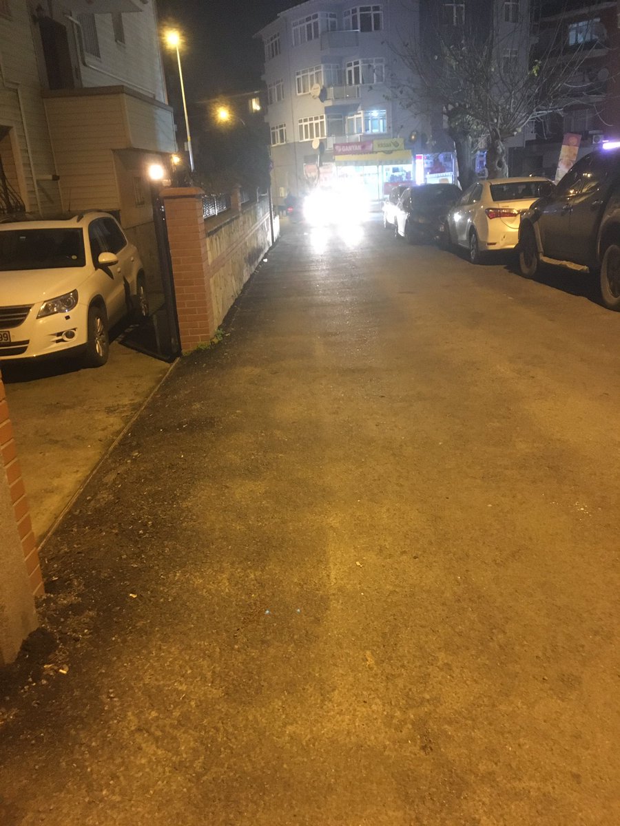 Mert_Akin's tweet photo. Merhaba, 

Sokağımızdaki yol yapımında, eski yol kaldırılmadan üstüne yeni asfalt dökülmesi sonucunda yol yükseldi ve her otoparka giriş ve çıkışta arabanın ön kısmında sürtme meydana geliyor. Uzun zamandan beri bunu yaşamaktayım. Çözümlerinizi bekliyorum. https://t.co/khalO9bv1j