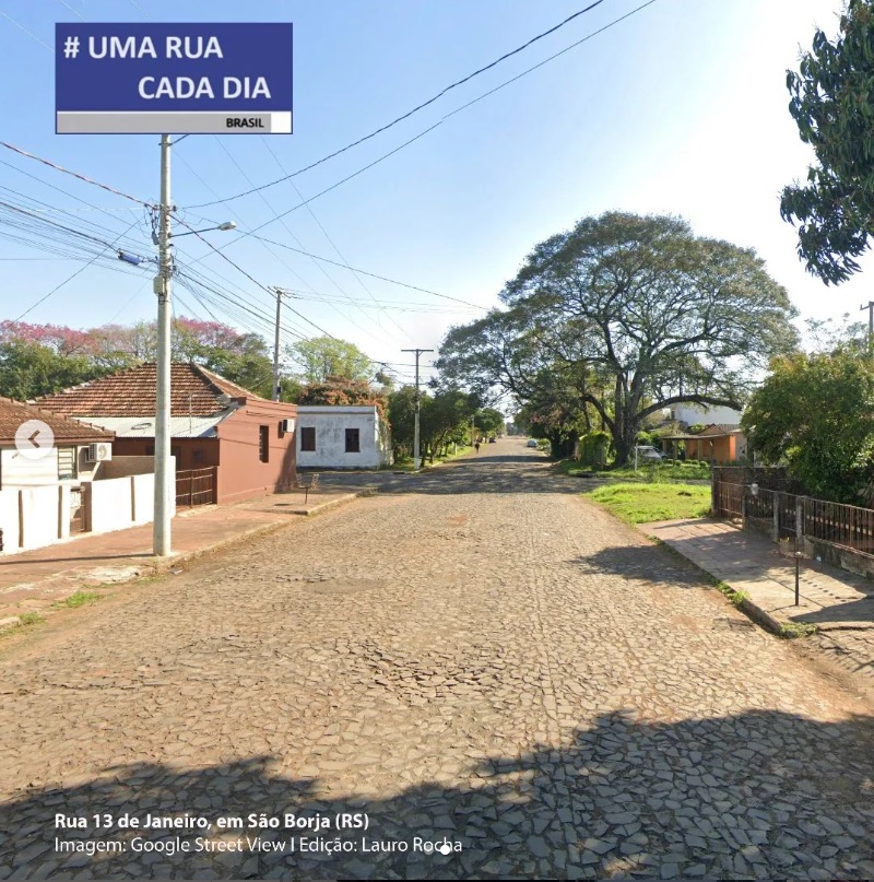 portalmobilize's tweet photo. Rua 13 de Janeiro, em #SãoBorja (RS).
Pavimento "pé-de-moleque", #calçadas largas, mas descontínuas, sem acessibilidade. O tráfego  é leve, permitindo caminhar na rua, mas com dificuldades para #cadeirantes. A #arborização é um show a parte.
#umaruacadadia https://t.co/5W34Ai6sjA