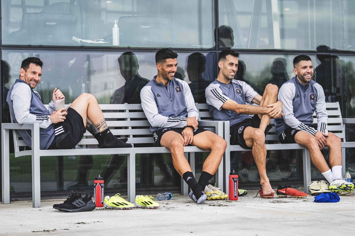 InvictosSomos's tweet photo. Y un día, Lionel Messi, Luis Suárez, Sergio Busquets y Jordi Alba volvieron a encontrarse en un mismo equipo. SONRÍE EL FÚTBOL.