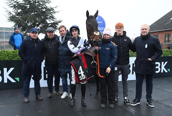 Delighted to see Romeo Coolio score on racecourse debut @Fairyhouse today in the @sbk INH Flat Race for @KtdaRacing @gingepage75 @davidrabson1 who are huge supporters of the yard. Well done lads 👏🏻 📸 Healy Racing